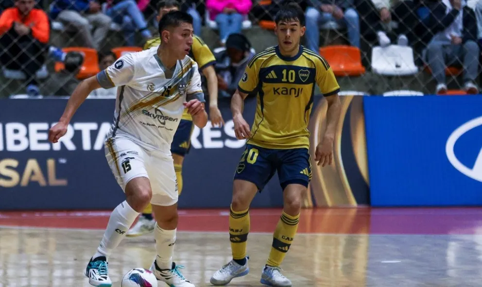 Incidencia entre Fantasmas (de blanco) y Boca Juniors.  Foto: Conmebol.