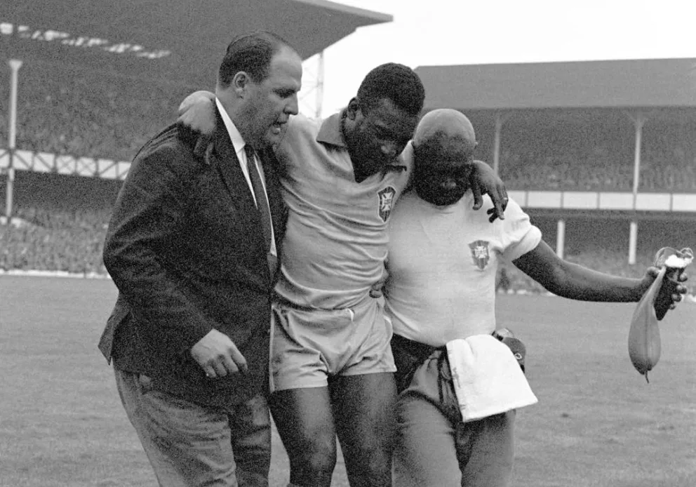 Pelé deja la cancha luego de la patada que recibió de Morais de Portugal.