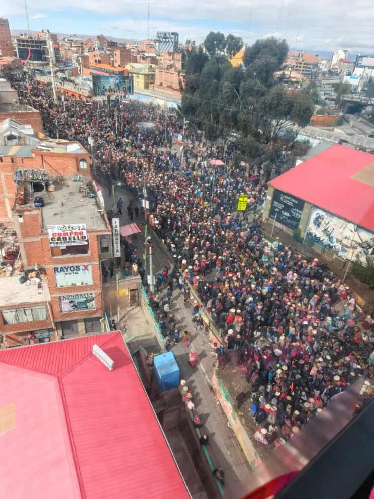 Sectores sociales en el Multifuncional de El Alto momentos antes de su marcha a la ciudad de La Paz. Foto: Visión 360