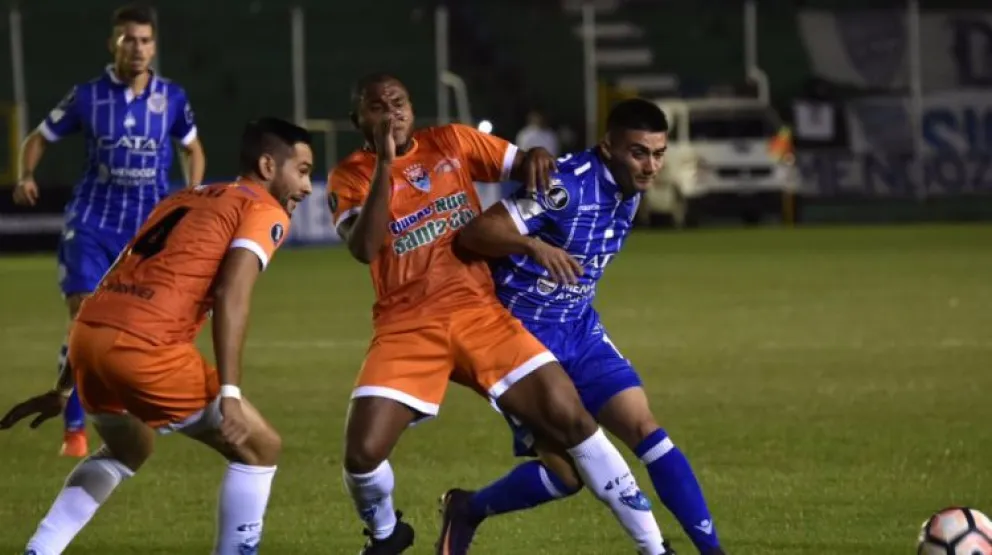 Partido de abril de 2017 entre Sport Boys (de naranja) contra Godoy Cruz. Foto: Conmebol.