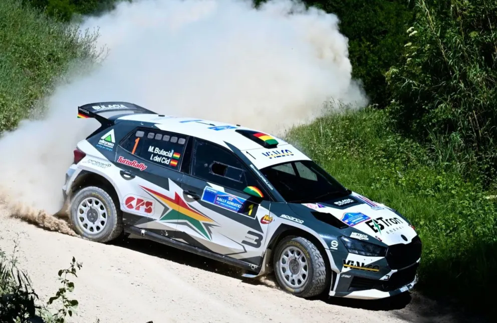 El cruceño pasa a toda velocidad por una curva en Italia. Foto: Prensa Bulacia.