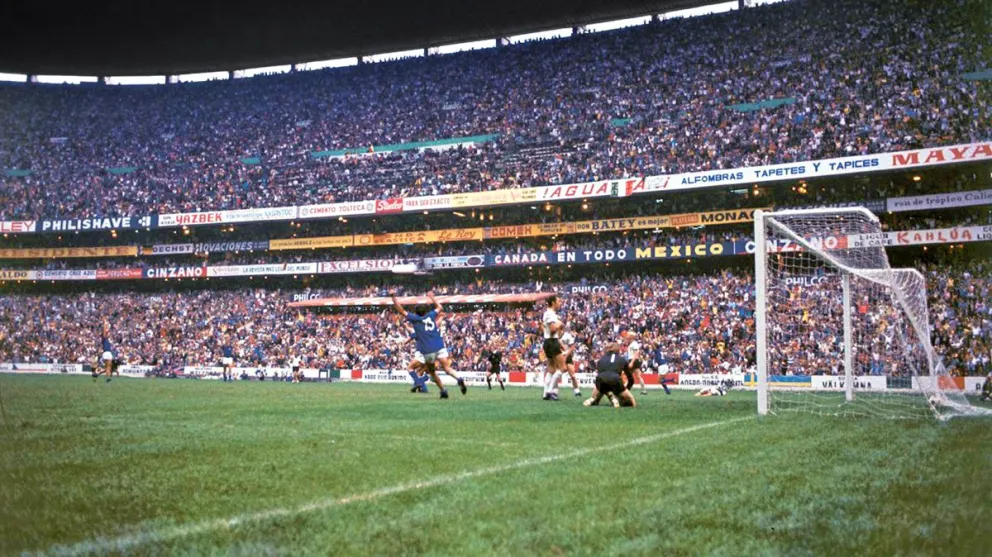 Los italianos celebran el cuarto tanto ante un estadio Azteca que lució repleto y que vibró de principio a fin con el compromiso.