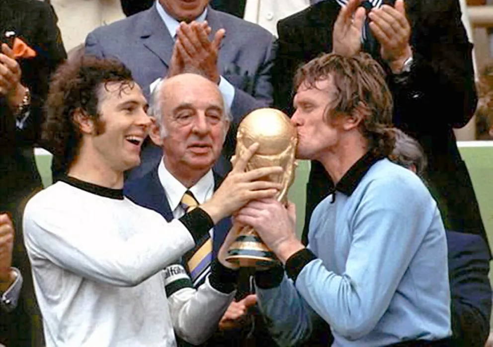 El flamante trofeo en la ceremonia de premiación a los germanos.