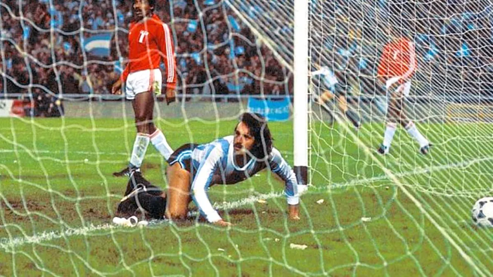 Leopoldo Luque anota un gol para los argentinos que luego jugaron el encuentro final ante Holanda y salieron campeones.