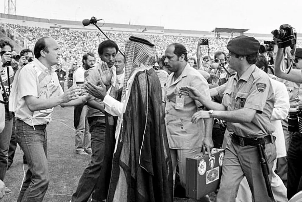El jeque Fahid Al-Ahmad Al-Sabah luce incontrolable en el campo de juego luego de un tanto conseguido por los galos.