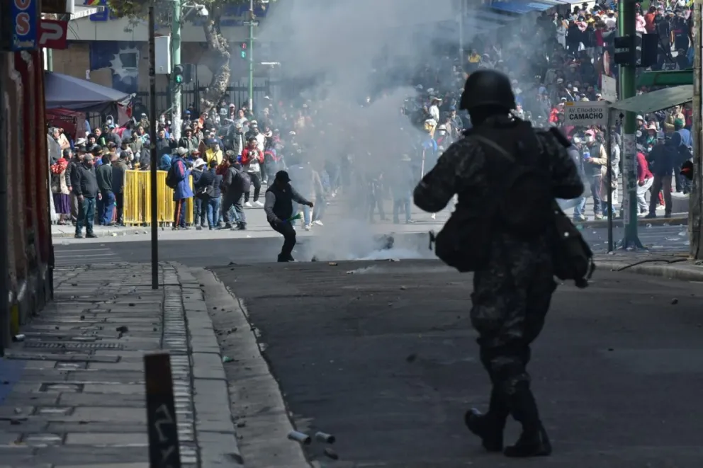 Momento en que los efectivos buscan dispersar a los movilizados. Foto: APG 