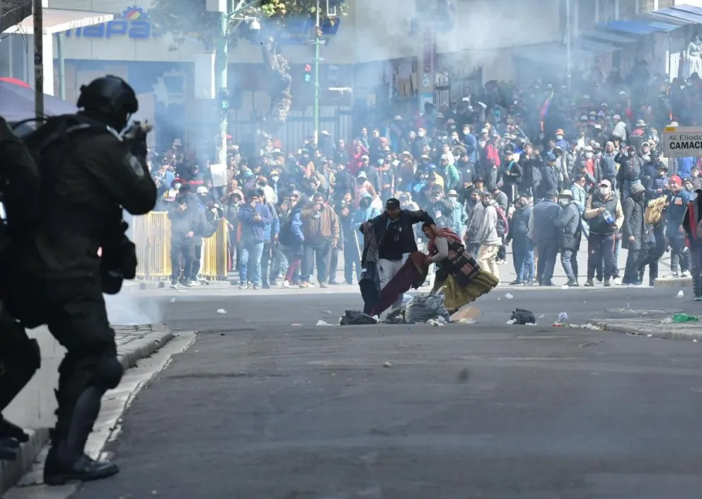 La Paz vivió este lunes nuevos enfrentamientos entre movilizados y policías. Foto: AFP