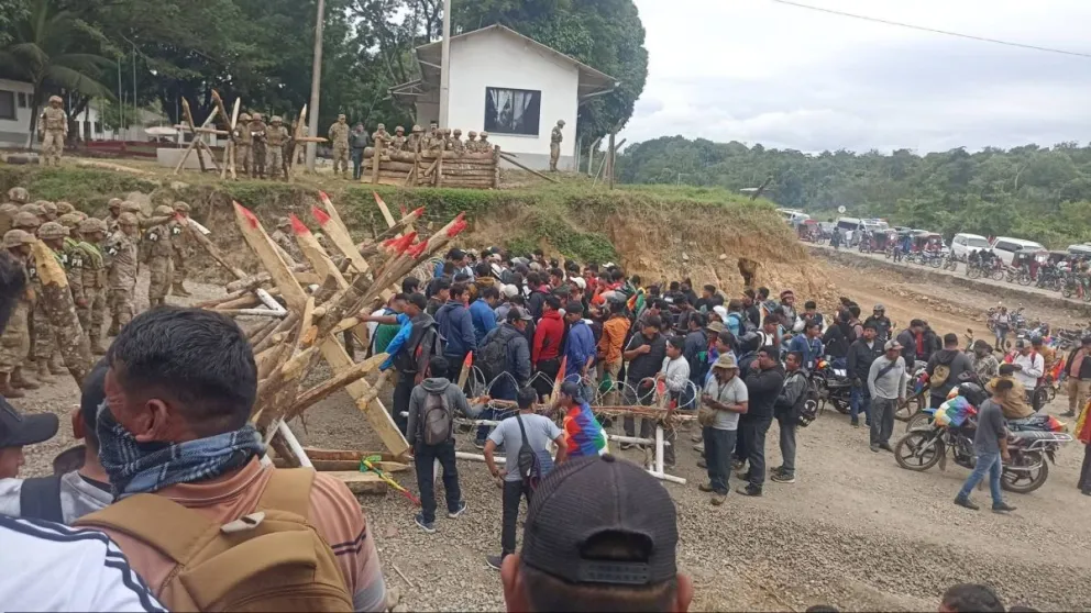 Cocaleros cercan la Novena División del Ejército en el Chapare. Foto: Alerta Pais