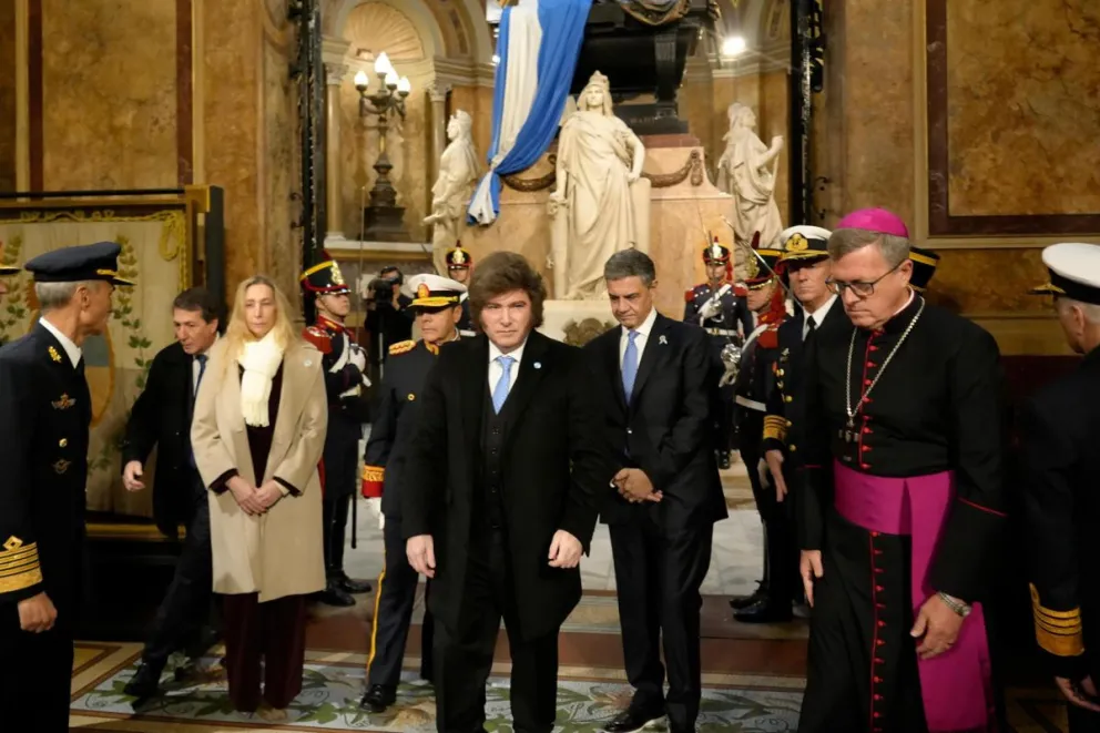 El presidente de Argentina, Javier Milei (c), participa en una ceremonia en la Catedral Metropolitana este lunes, para conmemorar el 215 aniversario de la Revolución de Mayo de 1810, en Buenos Aires (Argentina).  Foto: EFE