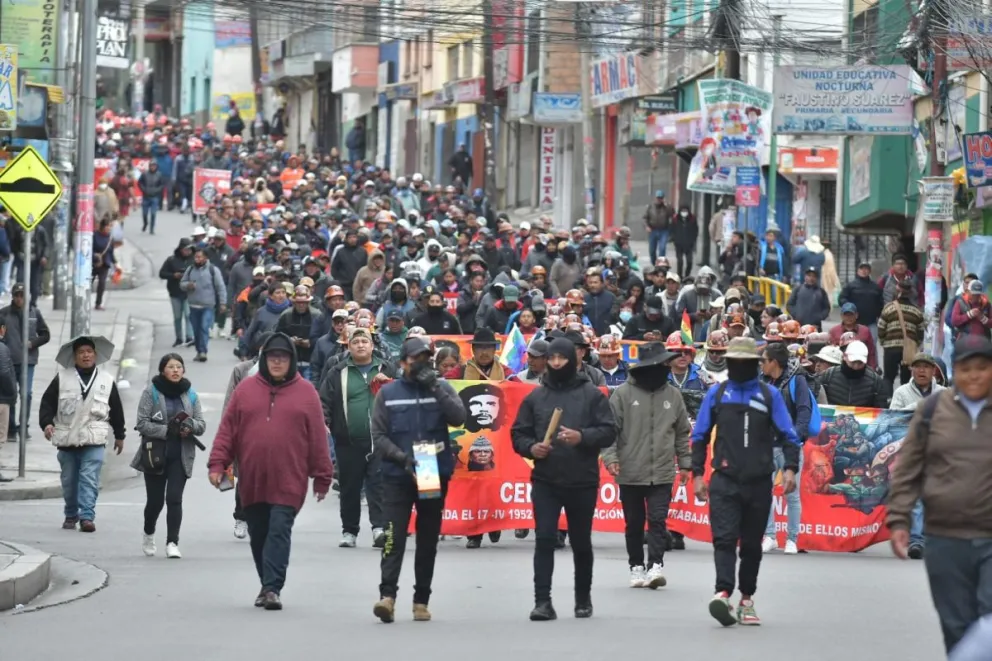 Los sectores que se encuentran movilizados desde hace 25 días y mantienen cercada a la sede de Gobierno, radicalizan sus protestas en contra de la abrogación de la Ley 1341 y por la muerte de un joven en Vilaque. Foto: APG