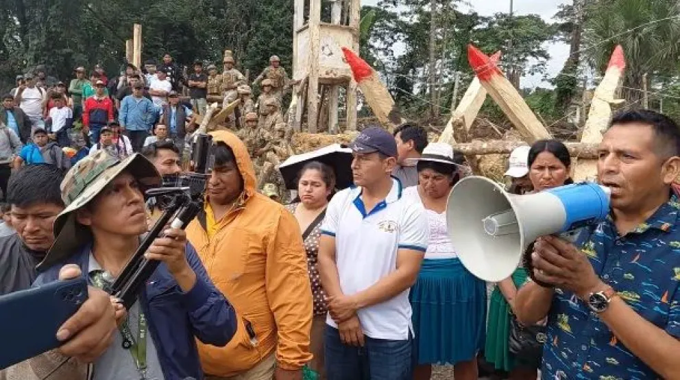 Los cocaleros en puertas de la Novena División. Foto: Captura de pantalla de RKC