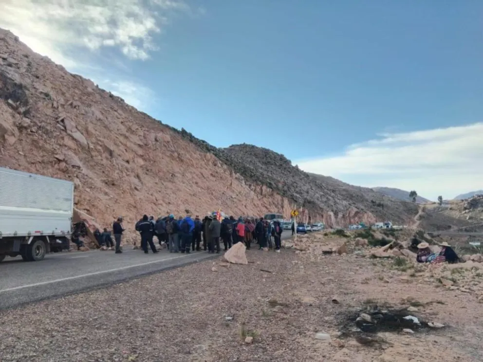 El presidente de la Brigada Parlamentaria de Potosí, Juan José Torres, denuncia que el gobernador y alcaldes de Ocurí y San Pedro de Macha, apoyan el bloque de carreteras. Foto: Radio Kollasuyo