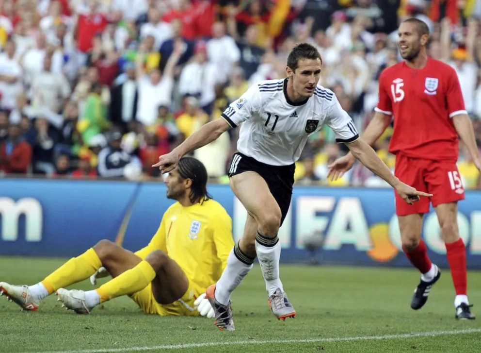 Miroslav Klose (centro) festeja uno de los goles que convirtió en el Mundial 2010. Foto: EFE