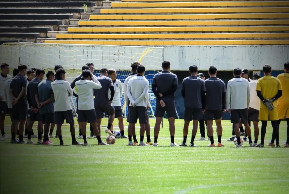 Jugadores y cuerpo técnico del aurinegro antes de iniciar un entrenamiento. Foto: Club The Strongest