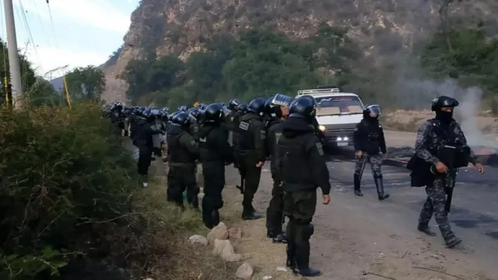 El pasado 21 de mayo, un operativo policial impidió que corte el tráfico vehicular por el puente Parotani, que comunica al departamento de Cochabamba con el resto del país. Foto La Patria
