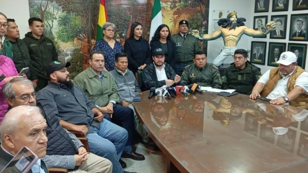 Integrantes del Comité pro Santa Cruz en una conferencia de prensa. Foto: Comité por Santa Cruz