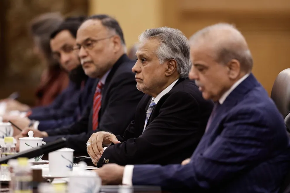 El viceprimer ministro y canciller de Pakistán, Ishaq Dar (2-D), asiste a una reunión bilateral entre el presidente chino Xi Jinping y el primer ministro pakistaní Shehbaz Sharif, en el Gran Salón del Pueblo, en Pekín, China. Foto: EFE