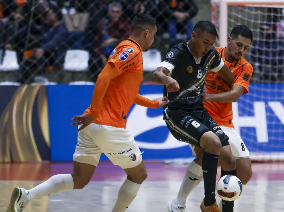 Incidencia entre Fantasmas (de negro) y Carlos Barbosa. Foto: Conmebol.