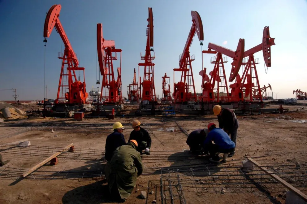 Un grupo de obreros en el campo de extracción de petróleo en Liaohe, una filial de PetroChina, en Panjin, en la provincia del noroeste chino de Liaoning, en una imagen de archivo. Foto: EFE