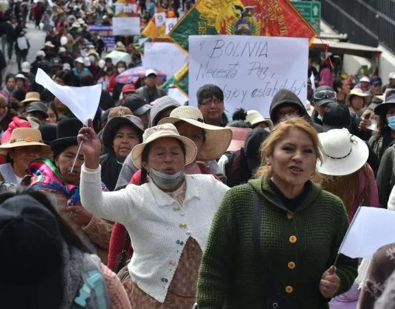 Descontento por los bloqueos: gremiales se movilizan con banderas blancas y choferes interrumpen rutas en el centro paceño