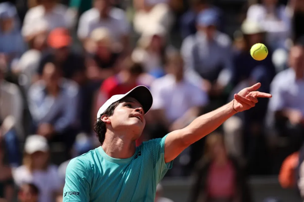 Prado se alista para hacer su servicio en Roland Garros. Foto: Loic Wacziak / FFT.