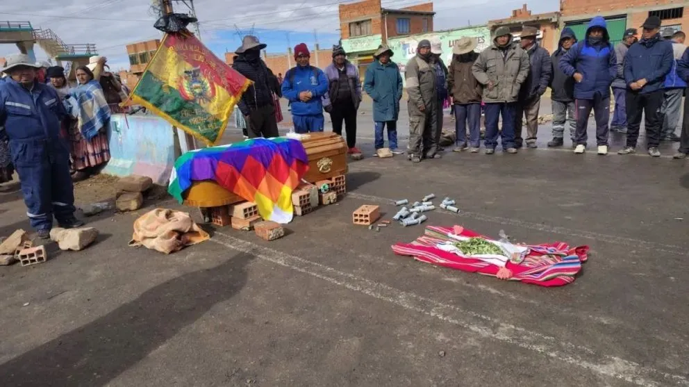 En pleno bloqueo velan los restos de Víctor Cruz Quispe, muerto en medio de un operativo humanitario. Foto: Tele Estrella