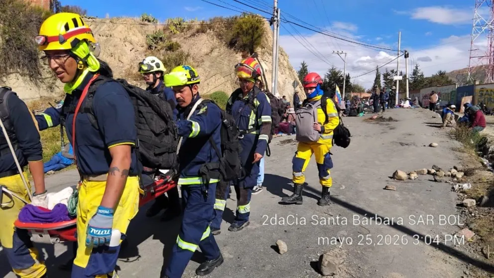 Los bloqueos en Huajchilla impidieron el traslado oportuno de una adulta mayor a un centro de salud. Los rescatistas tardaron 17 horas en atravesar los puntos de bloqueo. Foto: Eju TV