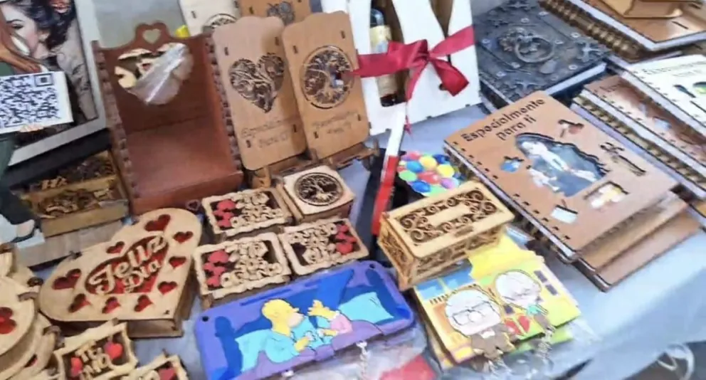 Variedad de productos de emprendedores y artesanos paceños para obsequiar a mamá. Foto: Visión 360
