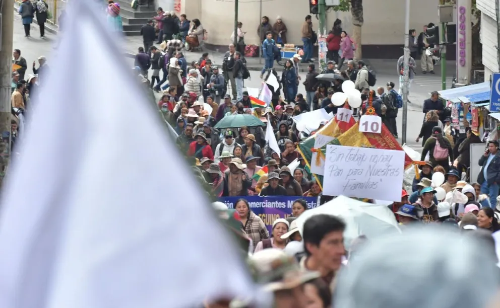 Los gremiales de La Paz salieron con banderas blancas, pidiendo trabajar, afectados por la convulsión social y el bloqueo de carreteras, que provoca desabastecimiento y alza de precios de los alimentos. Foto: APG