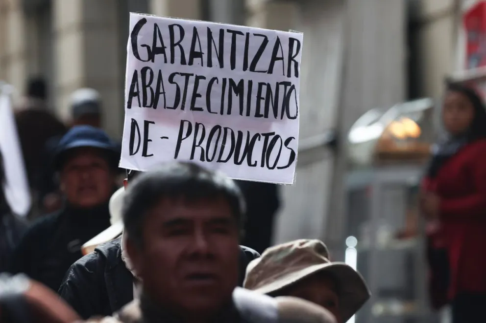 Una persona sostiene un cartel durante una marcha para exigir al gobierno soluciones ante los bloqueos y el desabastecimiento este martes, en La Paz (Bolivia). Foto: EFE