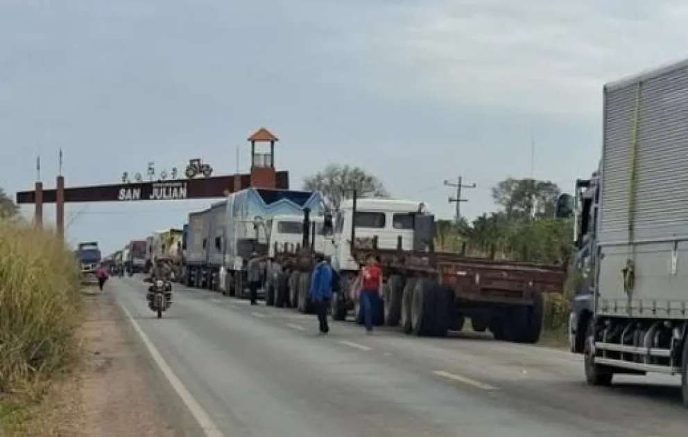 Bloqueo en San Julián, vía de acceso a Beni. Foto: Tv Mamoré