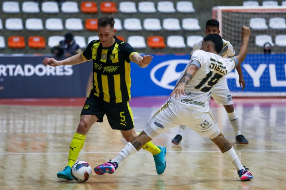 Incidencia entre Fantasmas (de blanco) y Peñarol. Foto: Conmebol.