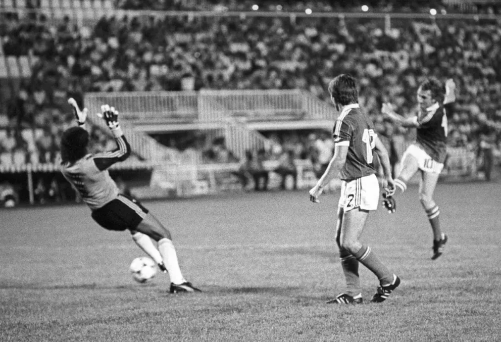 Las selecciones de El Salvador y Hungría jugaron en el grupo C del Mundial de España'82, que el equipo húngaro ganó por 10-1. En la imagen, el húngaro Laszlo Kiss (d) remata ante el portero Luis Guevara Mora. Foto: EFE
