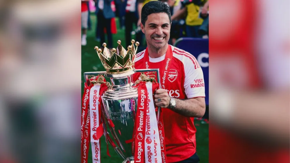 Arteta con el trofeo de la Premier League. Foto: Arsenal.