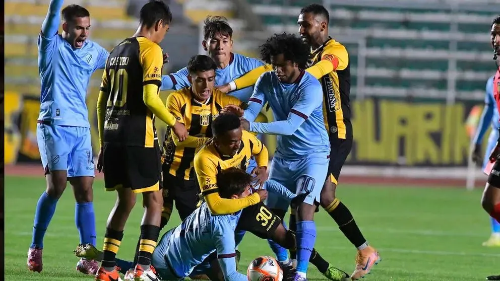 Una incidencia del último clásico entre celestes y atigrados en la Copa de Verano. Foto: AD