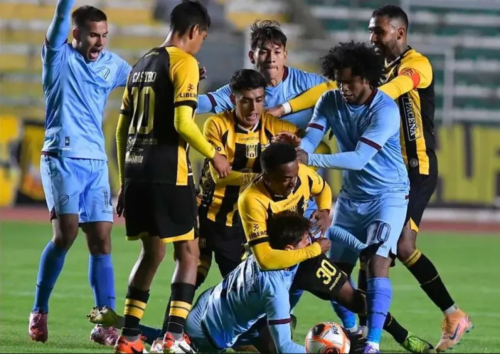 Una incidencia del último clásico entre celestes y atigrados en la Copa de Verano. Foto: AD