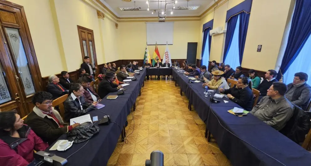 La mesa de diálogo que se instaló este miércoles en la Vicepresidencia. Foto: RRSS de la Vicepresidencia 