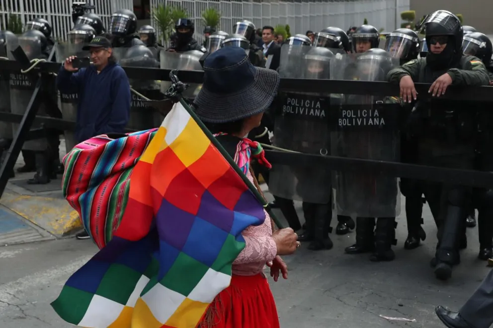 Una mujer aimara participa en una marcha exigiendo la renuncia del presidente boliviano, Rodrigo Paz en La Paz (Bolivia). Foto: EFE