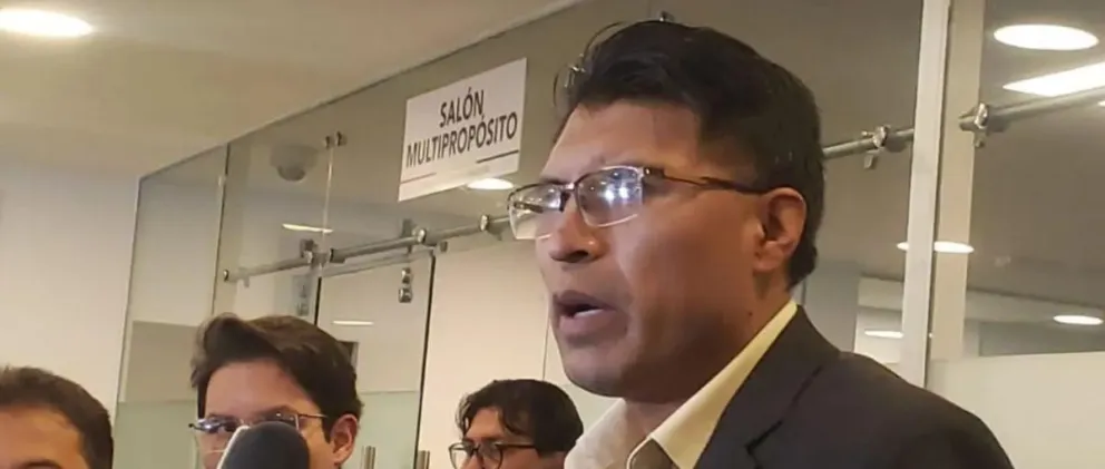 El senador suplente Nilton Condori reaparece y advierte de "una guerra civil" y una "revolución sangrienta" si se aprueba una medida de excepción. Foto: Unitel