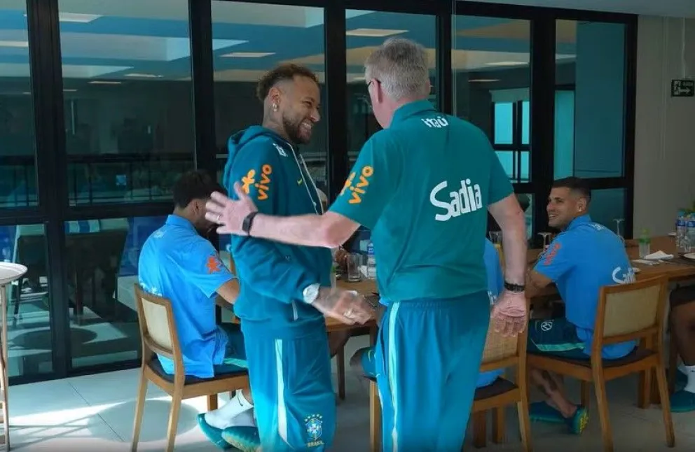 Neymar (izq.) saluda a Carlo Ancelotti, el técnico de la selección brasileña. Crédito: GE-CBF TV
