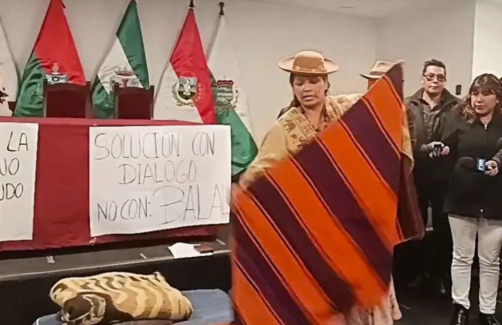 La senadora Ana Crispin instaló un colchón y frazadas al iniciar su huelga de hambre. Foto: Erbol