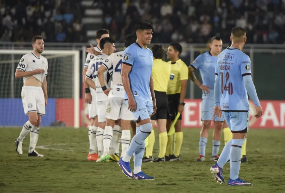 Caras largas de los jugadores de Bolívar después de la caída ante Independiente Rivadavia. Foto: APG