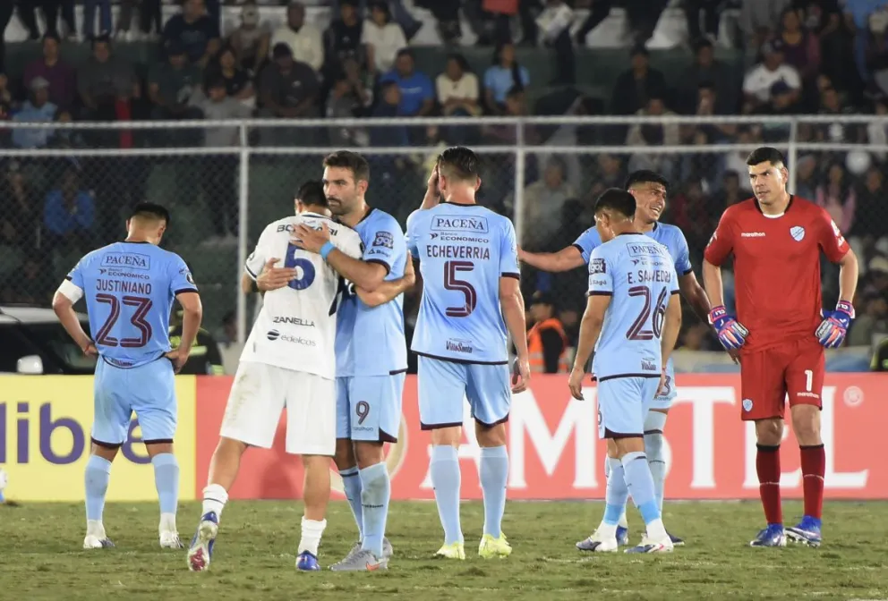 Jugadores de la Academia tras la dolorosa derrota en Santa Cruz. Foto: APG.