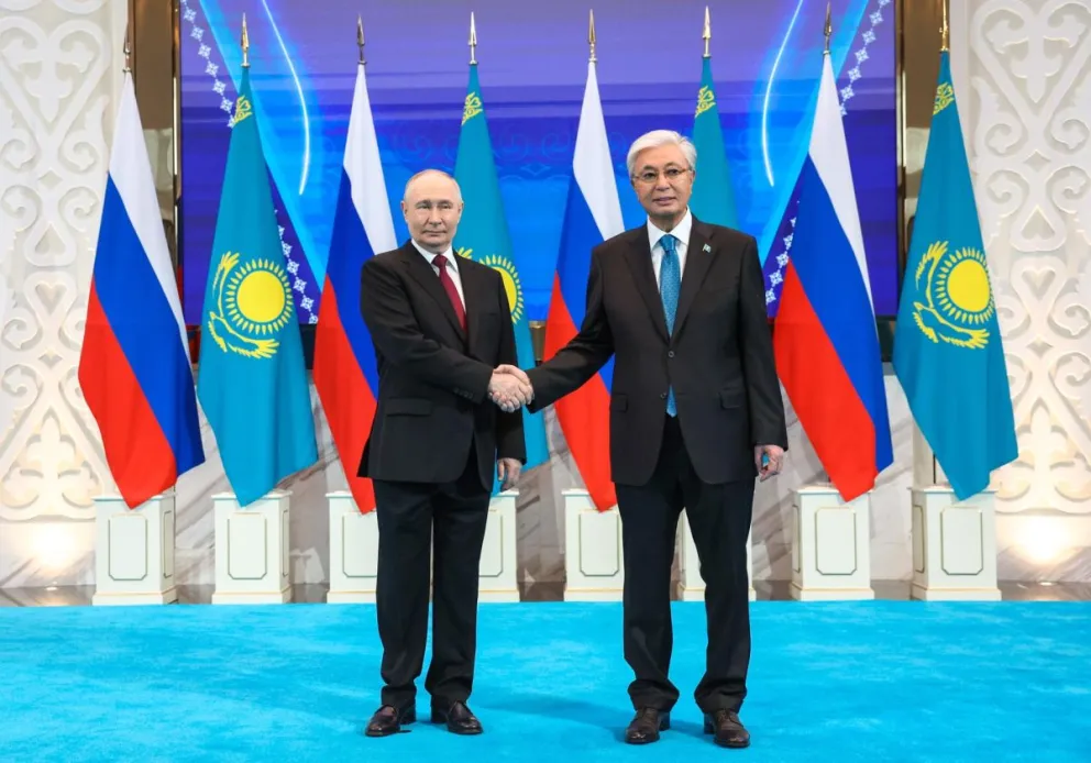 El presidente ruso Vladímir Putin y el presidente kazajo Kasim-Jomart Tokáyev, se dan la mano al posar para las cámaras. Foto: EFE 