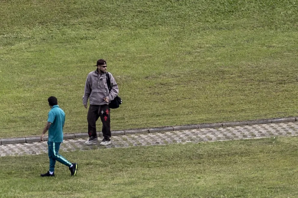 Neymar, a su llegada el miércoles al centro de entrenamiento de la selección brasileña. Foto: EFE.