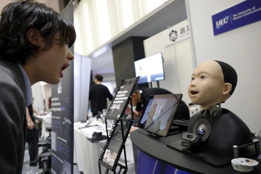 Una joven interactúa con un robot humanoide en el stand de Avita durante la Cumbre de Humanoides en Tokio, Japón, el 28 de mayo de 2026. Foto: EFE 
