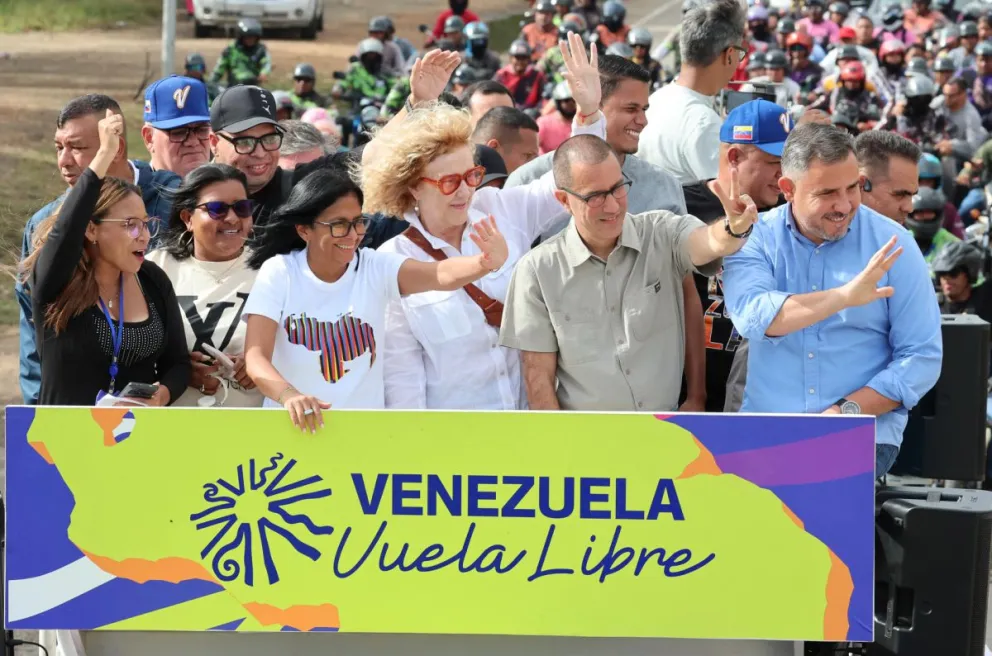 Fotografía difundida por el Palacio de Miraflores de la presidenta encargada de Venezuela, Delcy Rodríguez (3-i) durante la Gran Peregrinación por una Venezuela Libre este miércoles, en Anzoátegui (Venezuela). Foto: EFE