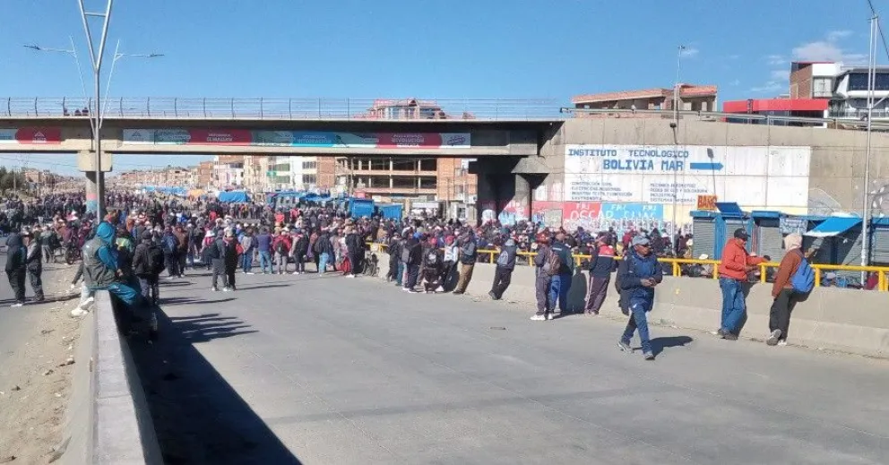 Bloqueo camino a Senkata, en El Alto. Foto: Wara Tv