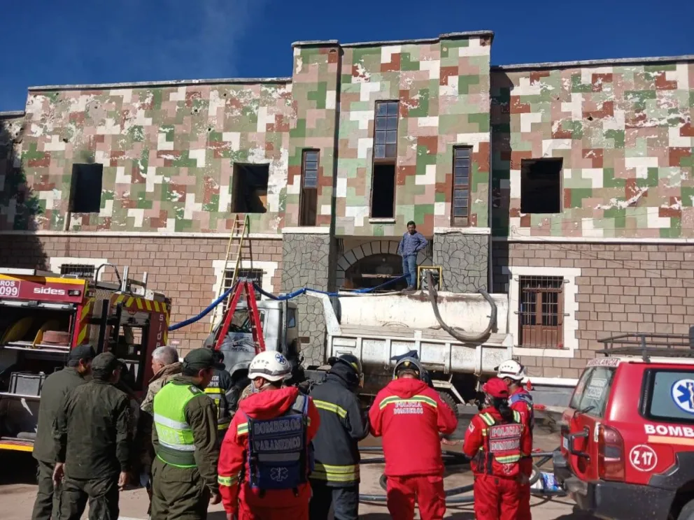 Bomberos en el recinto militar de Viacha. Foto: El Alto es noticia 