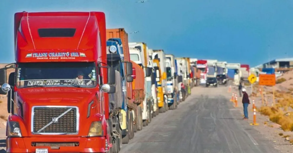 Una imagen referencial de motorizados varados en una carretera. Foto: Correo del Sur 